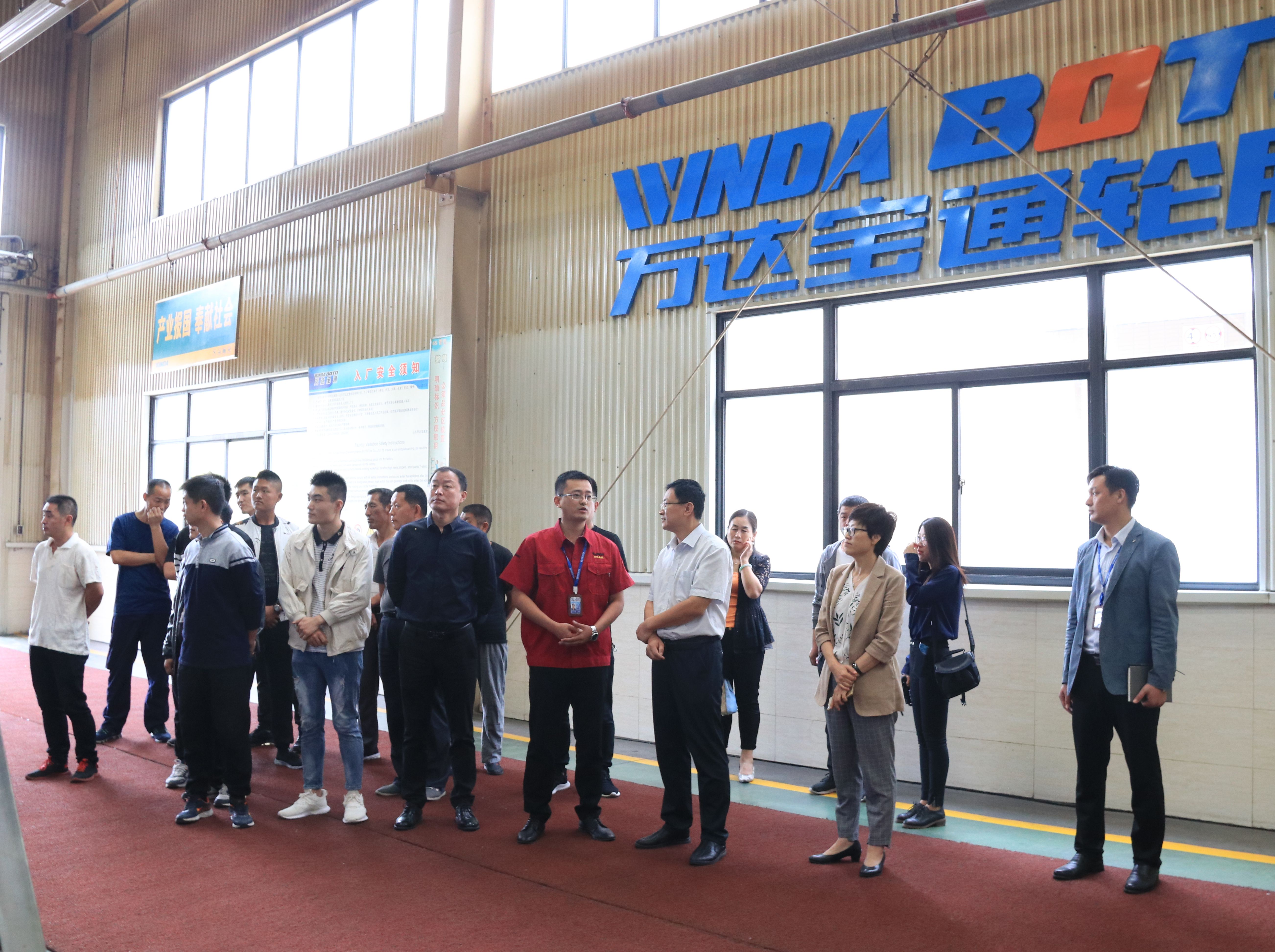 东营市、垦利区市场监管局组织人大代表、新闻媒体走进万达宝通轮胎开展“质量开放日”主题活动